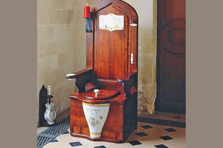 Dagobert Wooden Toilet Throne