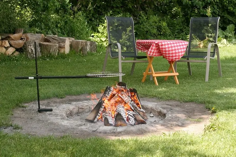 Bob-A-Que 360-Degree Swivel Campfire Grill