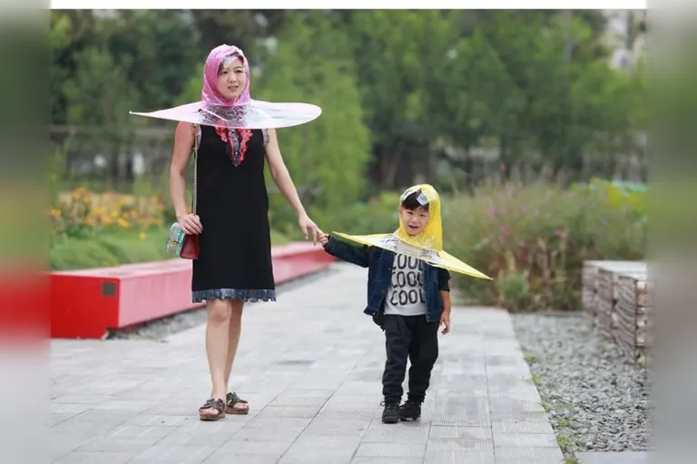 Hands-Free UFO Umbrella