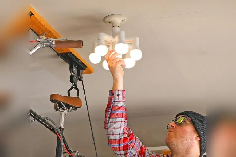 7-in-1 Light Bulb Socket Splitter